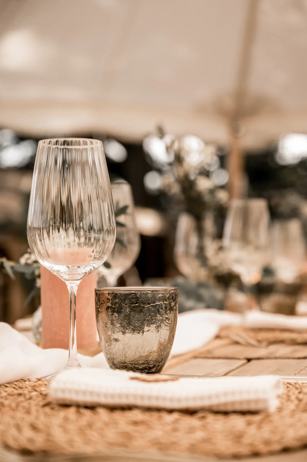 Glazen klaargezet voor een culinair event bij Huis van Mem