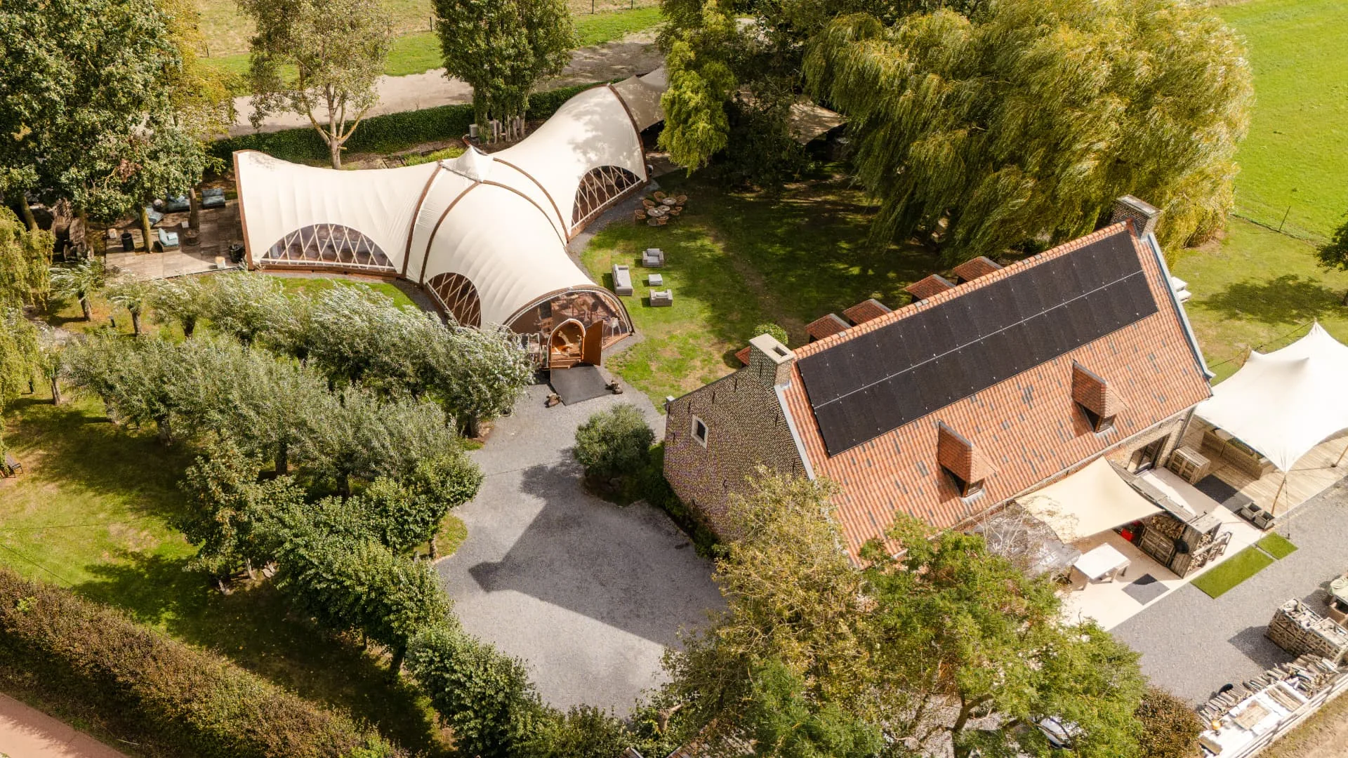 Dronebeeld van Huis van Mem met paviljoen, hoeve, tuin en omliggend groen
