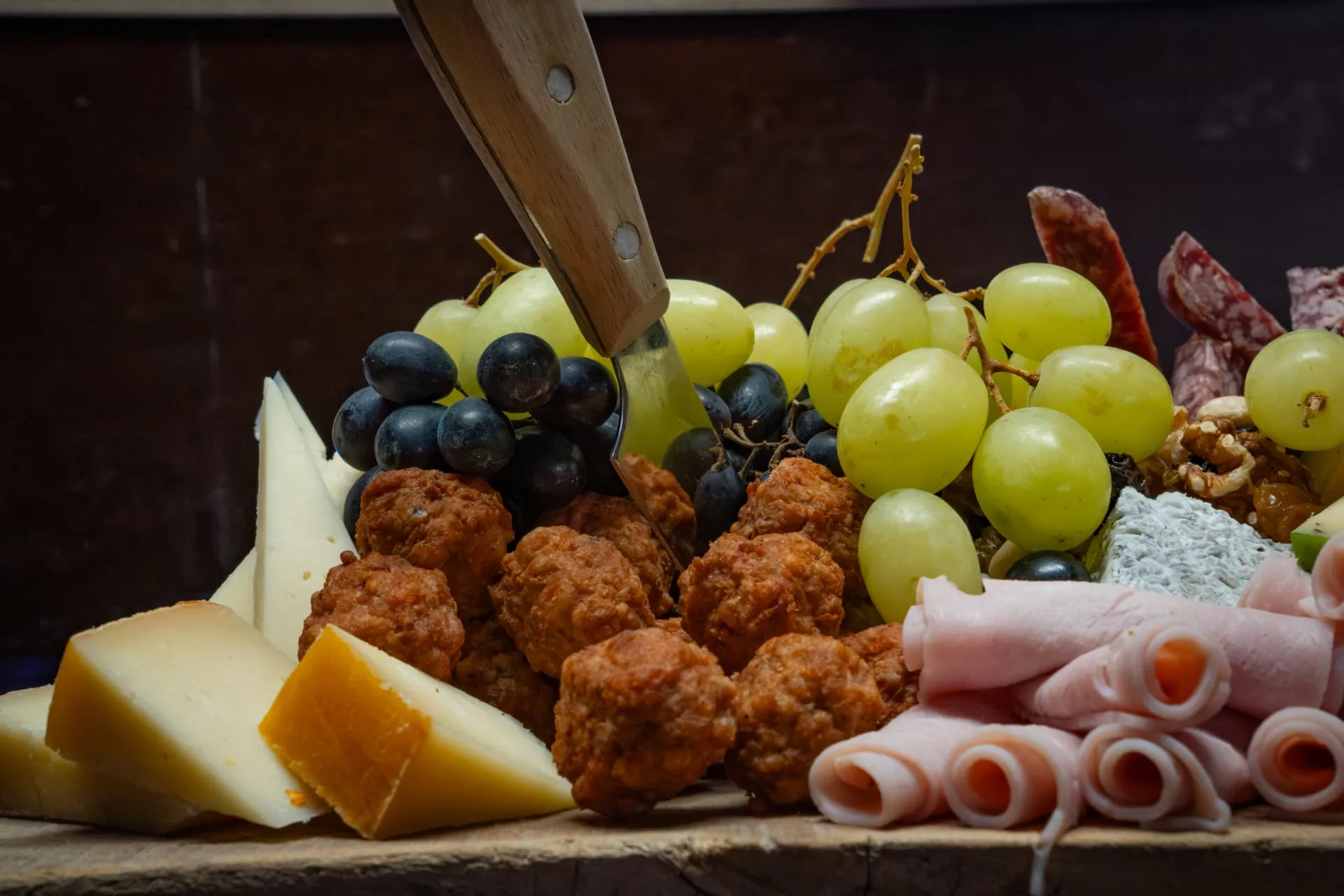 Borrelplank met kaas, druiven, charcuterie en streekproducten
