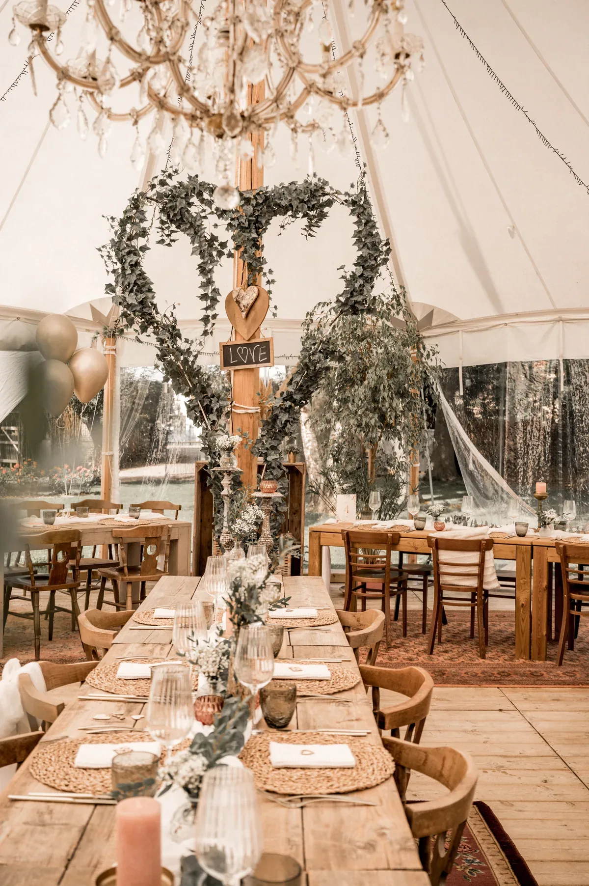 Feestelijk gedekte tafel in het paviljoen van deze trouwlocatie in Halen