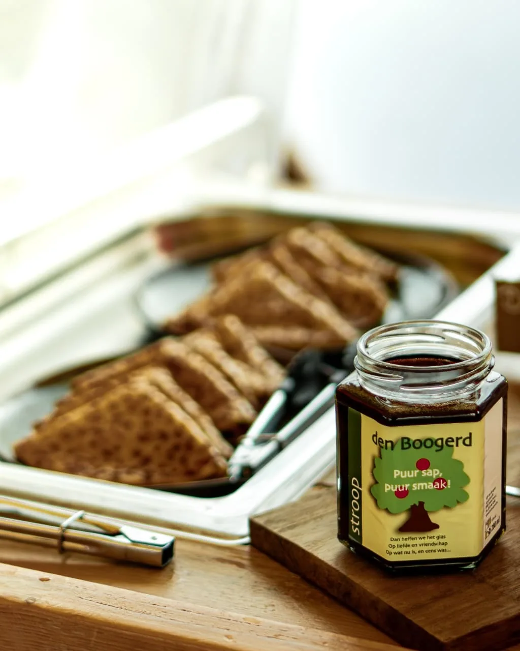 Ontbijttafel met streekproducten, toast, confituur en honing