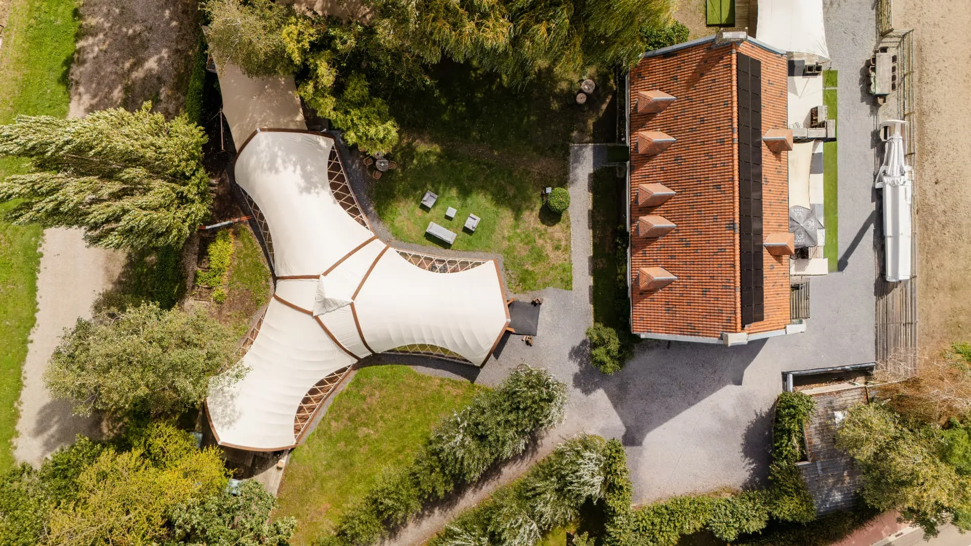 Luchtfoto van Huis van Mem met het Strohboid-paviljoen en de historische hoeve