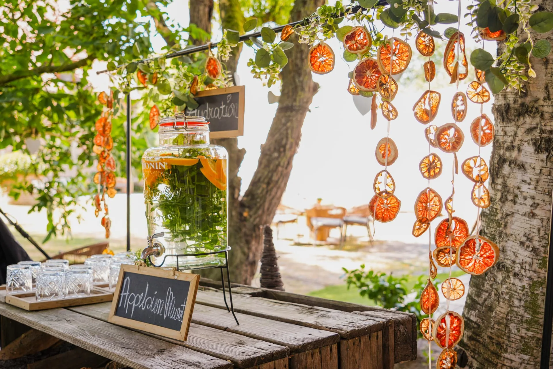 Drinkstation met citrus en verse kruiden in de tuin van Huis van Mem