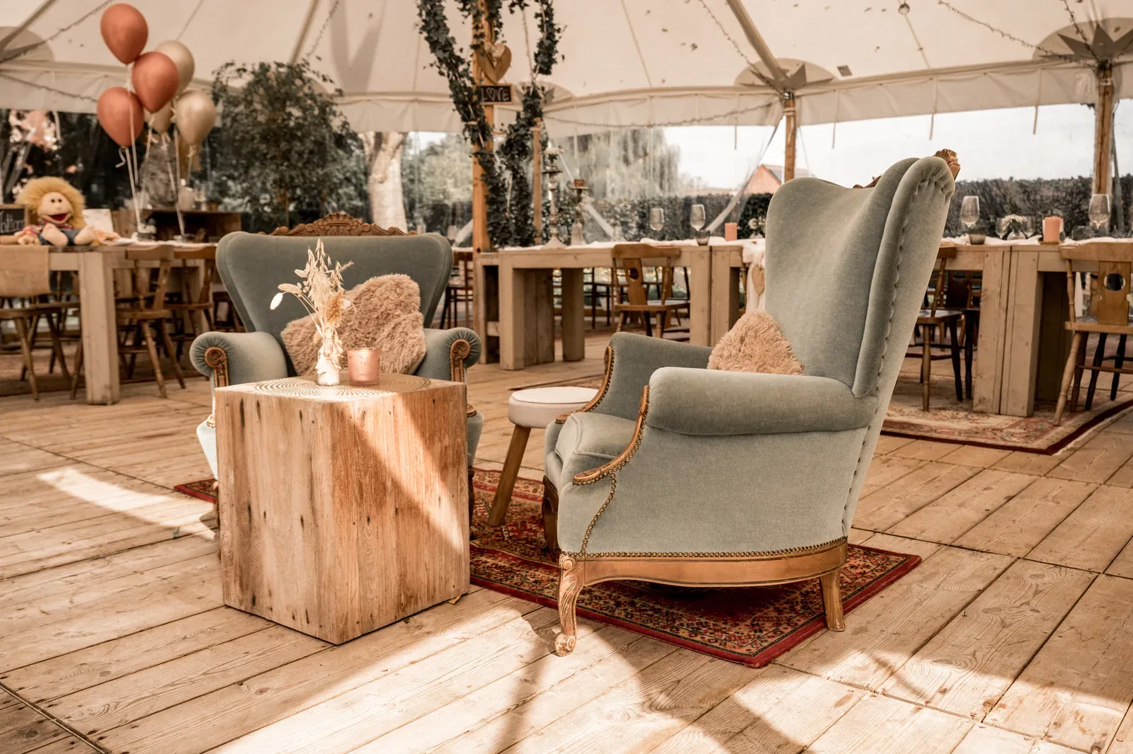 Zithoek in het Strohboid-paviljoen met zicht op de tuin van 50 are