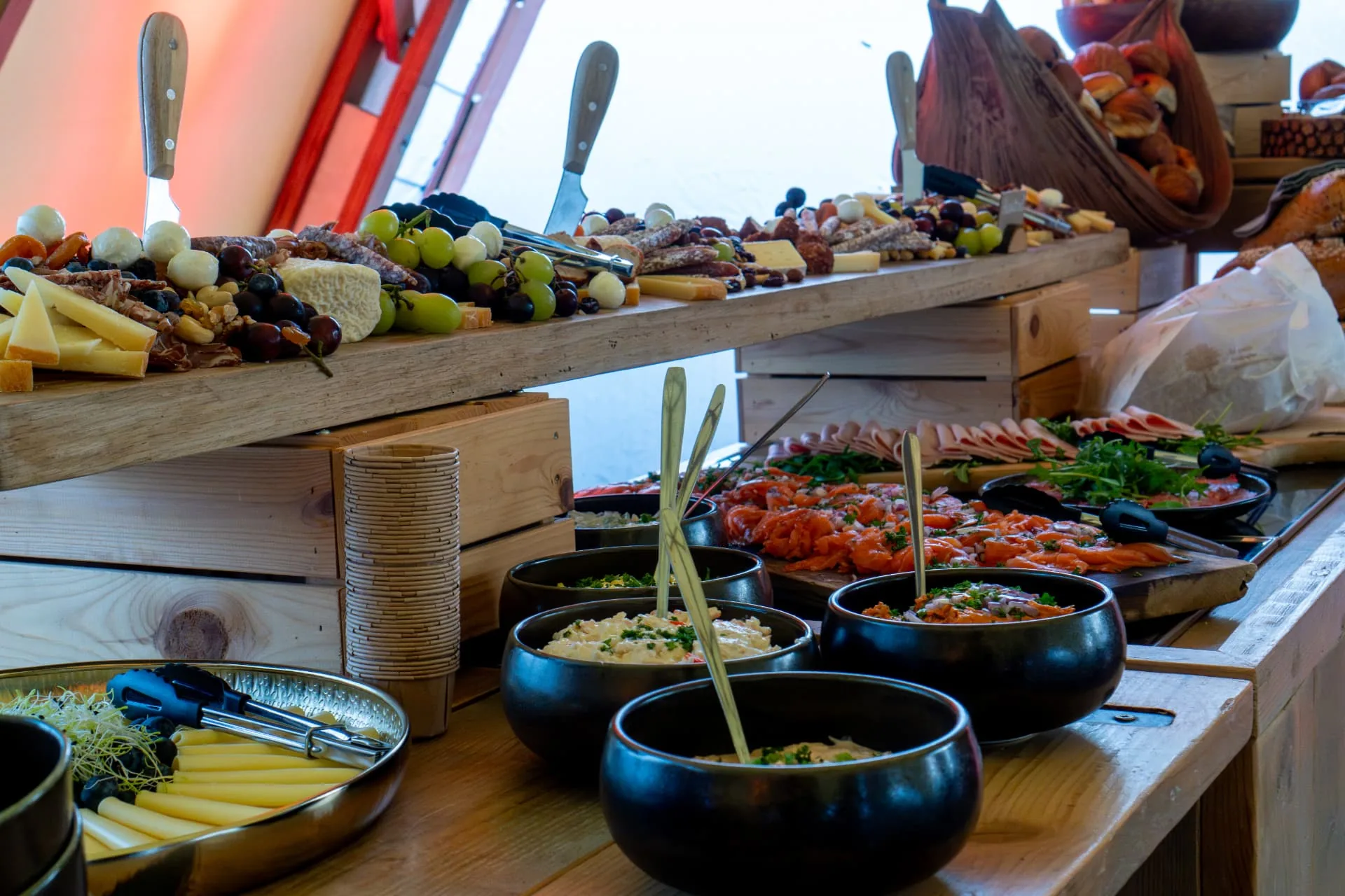 Rijkelijk gedekte ontbijttafel met streekproducten, kazen, broodjes en verse salades bij Huis van Mem in Halen