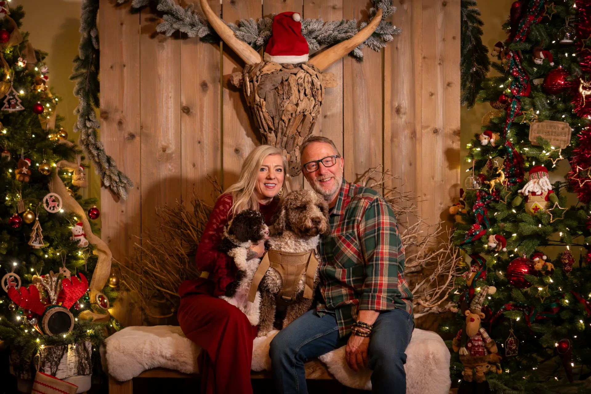 Gastvrouw en gastheer van Huis van Mem met hun honden in een kerstsfeerdecor