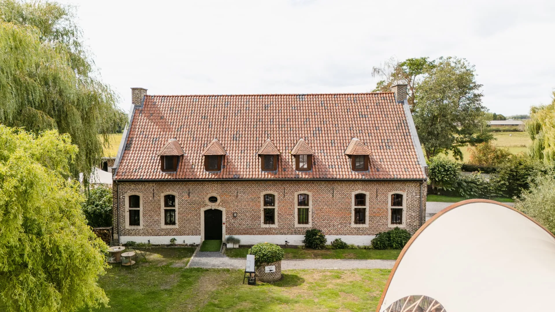 Luchtfoto van het historische huis van Huis van Mem, omgeven door groen