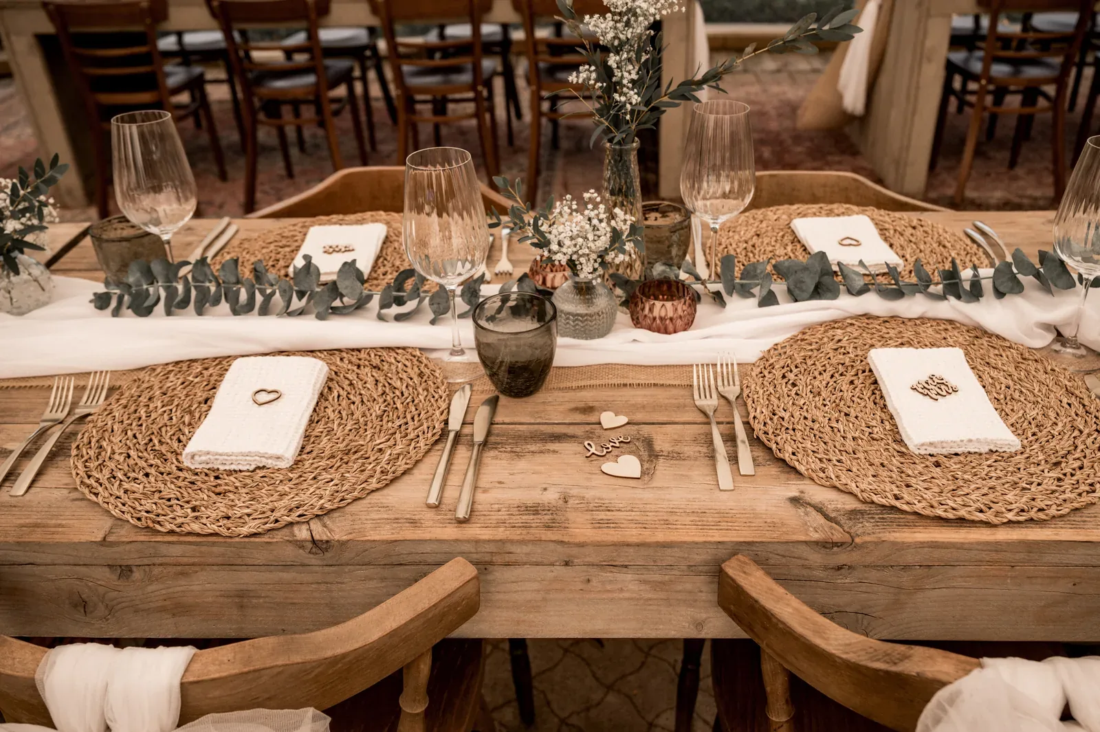 Ontbijttafel gedekt met bloemen, borden en glaswerk voor het bubbelontbijt