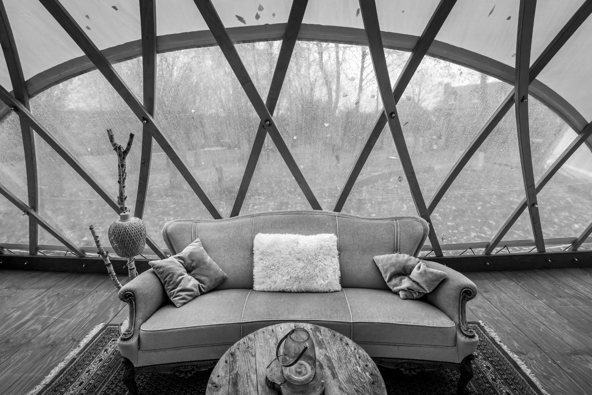 Het Strohboid-paviljoen ingericht als intieme zithoek voor een koffietafel in Halen